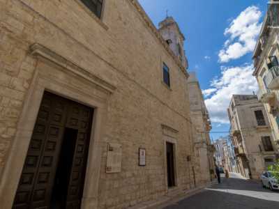 ...costruita nel �600 unendo il precedente tempio religioso dedicato a San Cleto a dei palazzi adiacenti. Per questo oggi l�edificio ci appare con il suo aspetto poco �classico�...